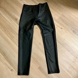 Freddy WR.UP Faux Leather - High Waisted - 7/8 Length- Petite - Black